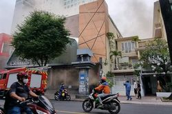 Quán bar ở trung tâm TP.HCM bất ngờ bốc cháy ngùn ngụt, khói đen mù mịt cả khu phố