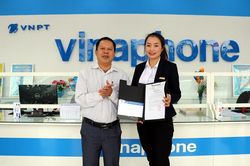 Nhân viên VNPT Điện Biên trao trả ví khách hàng để quên