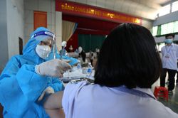 Gần 100.000 học sinh ở Nghệ An được tiêm vaccine Covid-19