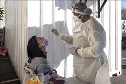 Nam Phi kêu gọi người dân tiêm phòng COVID-19 trong bối cảnh xuất hiện biến thể virus mới