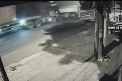 Clip: Kinh hoàng cảnh container tông xe con, húc xe tải lật nghiêng trên đường