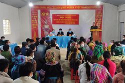 UBND huyện Mường Khương tiếp xúc, đối thoại với nhân dân thôn Sả Lùng Chéng