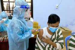 Tiêm vaccine phòng COVID-19 cho hàng trăm phạm nhân ở Thừa Thiên - Huế