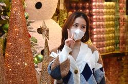 Phố Hàng Mã rực rỡ sắc đỏ đón mùa Giáng sinh