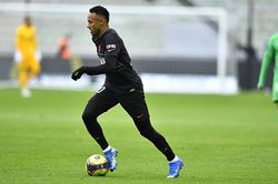 Neymar dính chấn thương nặng, phải rời sân bằng cáng