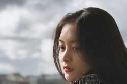 Đến thăm bố mẹ chồng cũ, họ đưa tôi thùng sữa đem về cho cháu nhưng vừa mở ra, tôi đã ngây ngốc