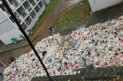 Cô gái 18 tuổi thuê nhà ở cùng bạn trai, phóng uế tại phòng ngủ rồi ném xuống tầng dưới chung cư