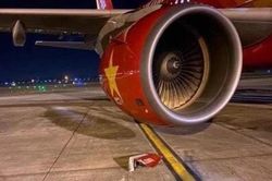 Hai máy bay va chạm khiến một chiếc rớt đầu mút cánh tại sân bay Nội Bài