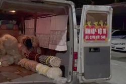 Dùng xe ô tô chở khách để vận chuyển hàng lậu