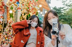 Chơi Noel sớm ở phố Hàng Mã