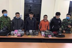 Bắt 4 đối tượng vận chuyển 100 bánh heroin