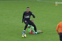 Neymar có thể nghỉ thi đấu 6 tuần sau pha vào bóng ác ý