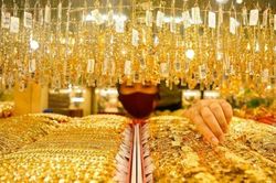 Giá vàng trong nước 'bỏ xa' thế giới, người mua đứng trước rủi ro lỗ nặng