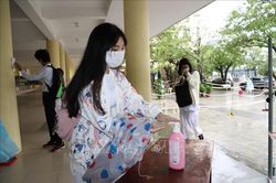 Học sinh lớp 10 và 11 ở Đà Nẵng đi học trực tiếp trở lại