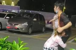 Cô gái quỳ xuống khóc xin bạn trai đừng chia tay trước ngày cưới, nguyên nhân bất ngờ từ phía nhà gái