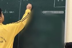 Lên bảng kiểm tra bài cũ nhưng không thuộc bài, nam sinh viết 3 chữ to đùng cầu cứu 'đồng bọn' bên dưới