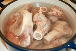 Bọt nổi lên khi hầm xương là tinh chất hay chất bẩn?