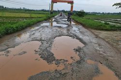 Mượn đường lành thi công cao tốc, nhà thầu Trung Quốc để lại đường nát như tương