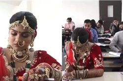 Ngày cưới trùng kỳ thi ở trường đại học, cô dâu Ấn Độ bê nguyên bộ đồ cưới đi làm bài thi