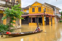 Chèo thuyền giữa phố cổ Hội An