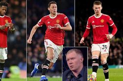 Scholes: 'Hàng tiền vệ chưa đủ khả năng giúp MU chơi bóng'