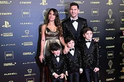 Gia đình Messi bảnh bao đi dự trao giải Quả bóng Vàng