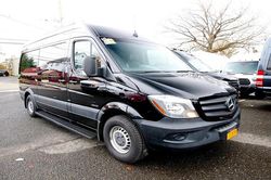 'Soi' tiệm cắt tóc di động Mercedes-Benz Sprinter đầy sang chảnh