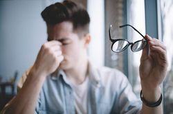 Mù đột ngột, người đàn ông sốc nặng khi biết nguyên nhân