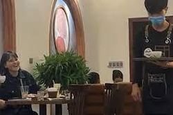 Clip: 'Vã mồ hôi hột' khi được nhân viên phục vụ cà phê