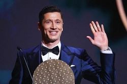 Lewandowski nói gì khi trượt bóng Vàng vào tay Messi?