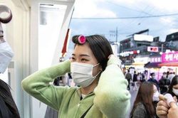Đằng sau xu hướng lạ cuốn lô đi khắp nơi của con gái Hàn Quốc