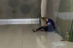 Nhờ chú cắt tóc bế con nhỏ để gội đầu, người mẹ 'xỉu lên xỉu xuống' khi chứng kiến cảnh tượng này