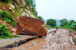 Công bố tình huống khẩn cấp sạt lở đá trên sườn núi tuyến đường chính lên núi Cấm