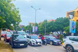 Cấm đỗ xe theo giờ để chống ùn tắc đoạn đường qua Trường Trưng Vương, thành phố Đông Hà