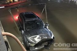 Ô tô lao thẳng xuống kênh, tài xế thoát ra ngoài rồi bỏ đi luôn