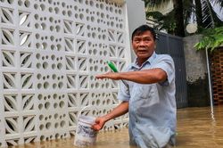 12 người chết và mất tích, 25.000 nhà dân ngập do mưa lũ miền Trung