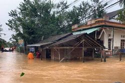 Phú Yên: Mưa lũ gây thiệt hại nặng, đã có 4 người tử vong, hơn 28.000 ngôi nhà bị ngập lụt