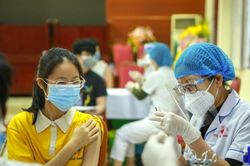 Nhiều trường học Hà Nội nhận được tin nhắn hoãn tiêm vaccine cho học sinh