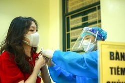 Chiều 1/12, Hà Nội tiếp tục tiêm vắc xin cho học sinh