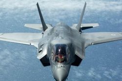 Hé lộ cảnh máy bay F-35 giá 135 triệu USD của Anh rơi xuống biển