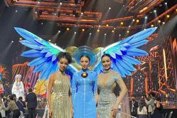 Miss Grand 2021: Thí sinh ăn, bò trên sân khấu, Thùy Tiên bị 'gãy cánh'