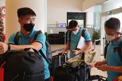 Vừa 'cập bến' Singapore, Duy Mạnh, Hồng Duy đã thèm 'tô phở và bát cơm'