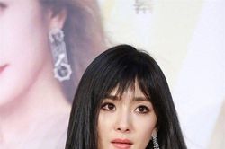 Cùng chọn style makeup mắt thâm và môi bợt, Dương Mịch hoàn toàn 'lép vế' trước Song Hye Kyo