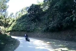 Clip: Vào cua lao thẳng vào đầu xe tải, 2 nam sinh thoát nạn nhờ pha đánh lái xuất thần của tài xế