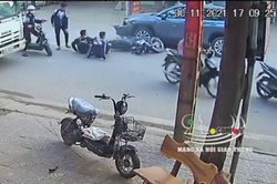 Nam sinh kẹp 3 trên xe máy tông thẳng vào đầu ô tô, hành động sau đó của tài xế mới gây bức xúc hơn cả