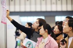Sợ thất nghiệp, Gen Z Trung Quốc chạy đua làm viên chức nhà nước