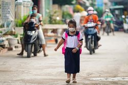 Trẻ lớp 1 ở TP.HCM đi học, phụ huynh mong có thêm biện pháp an toàn