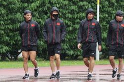 Nhật ký AFF Cup ngày 2/12: Tuyển Việt Nam đội mưa tập luyện tại Singapore