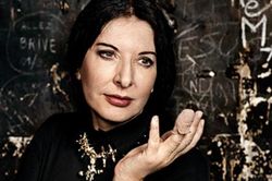 Nghệ sĩ sắp đặt Marina Abramovic 75 tuổi: Người liều lĩnh với cơ thể mình