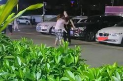 Bạn gái quỳ khóc xin đừng chia tay, chàng trai đau đớn tiết lộ lý do